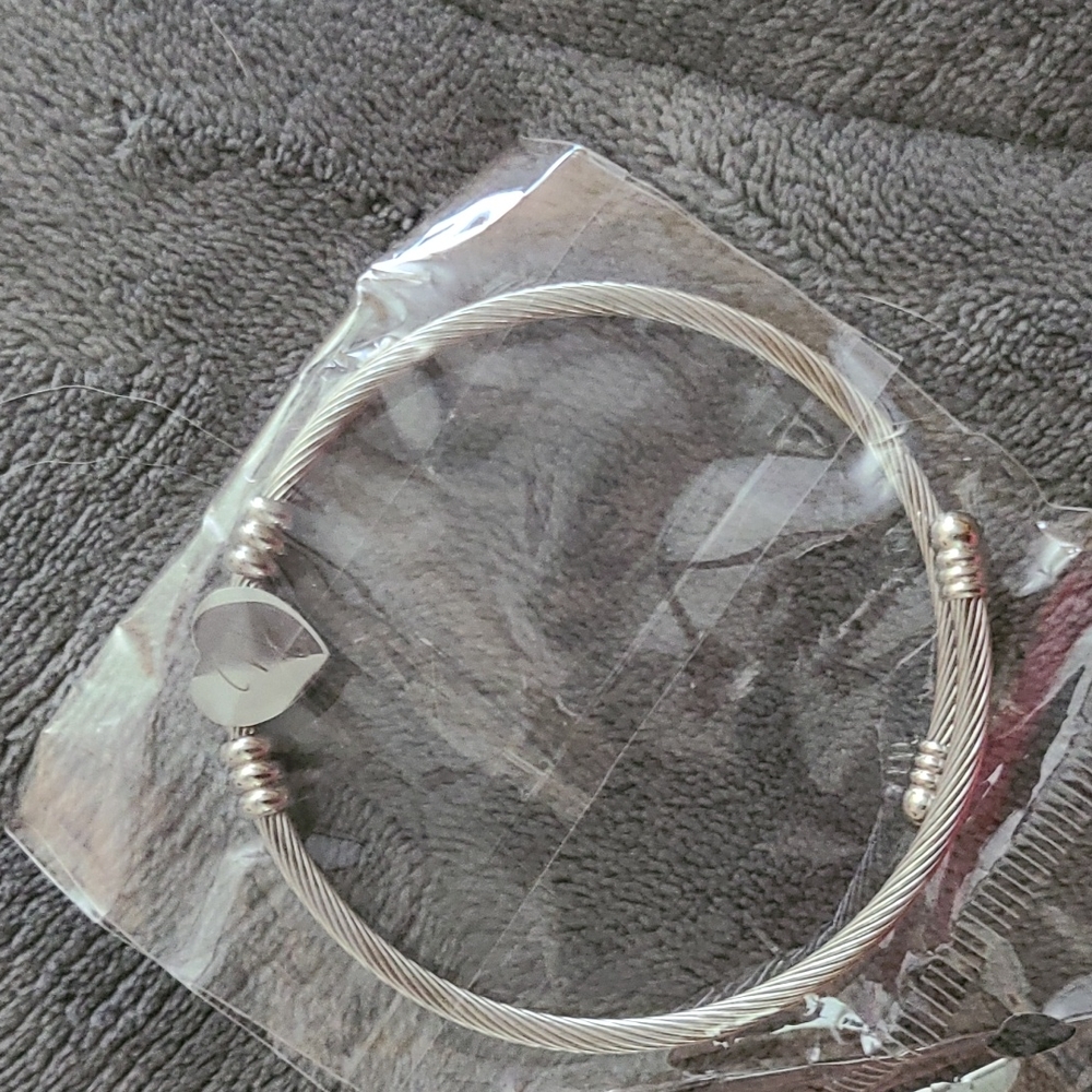 "N" bracelet
